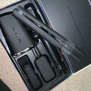 Wireless hair straightener